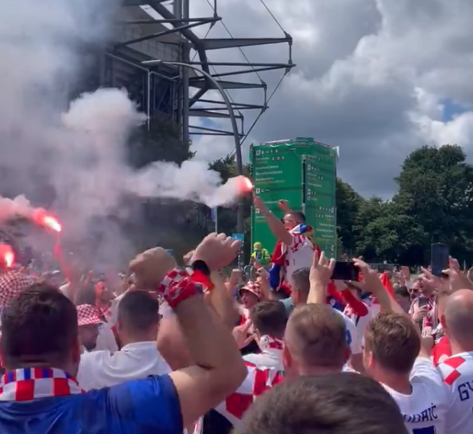 Kroatische Fans zünden vorm Volksparkstadion Bengalos.