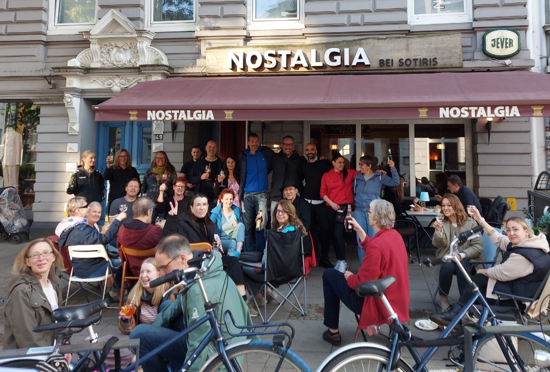 Menschenmenge vor Restaurant Nostalgia