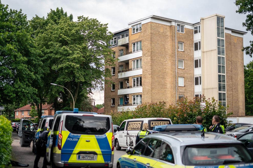 Einsatz in Hamburg: Mann schmeißt Flaschen vom Balkon auf Polizisten