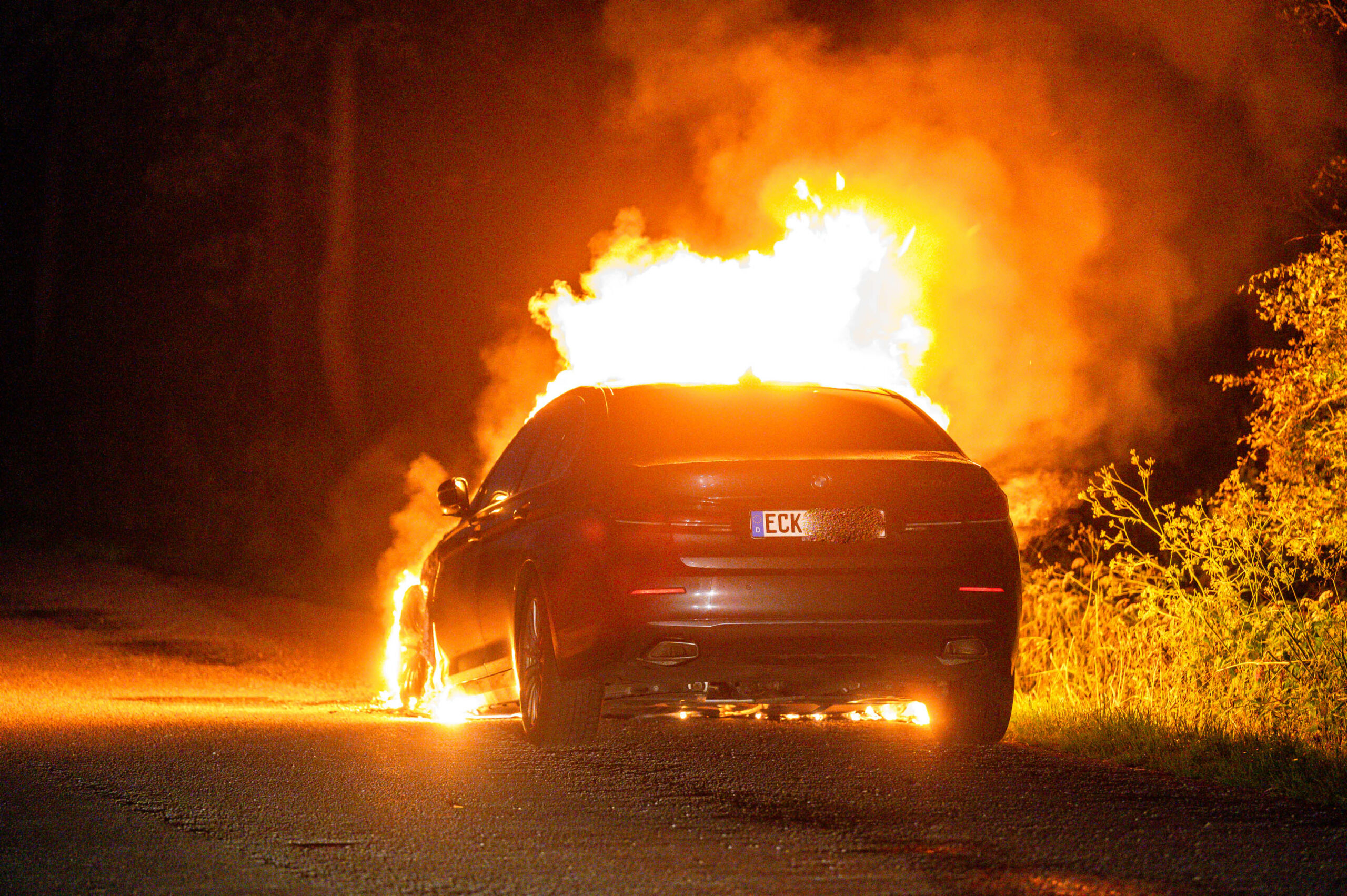 Bei Eintreffen der Feuerwehr brannte der BMW bereits lichterloh.