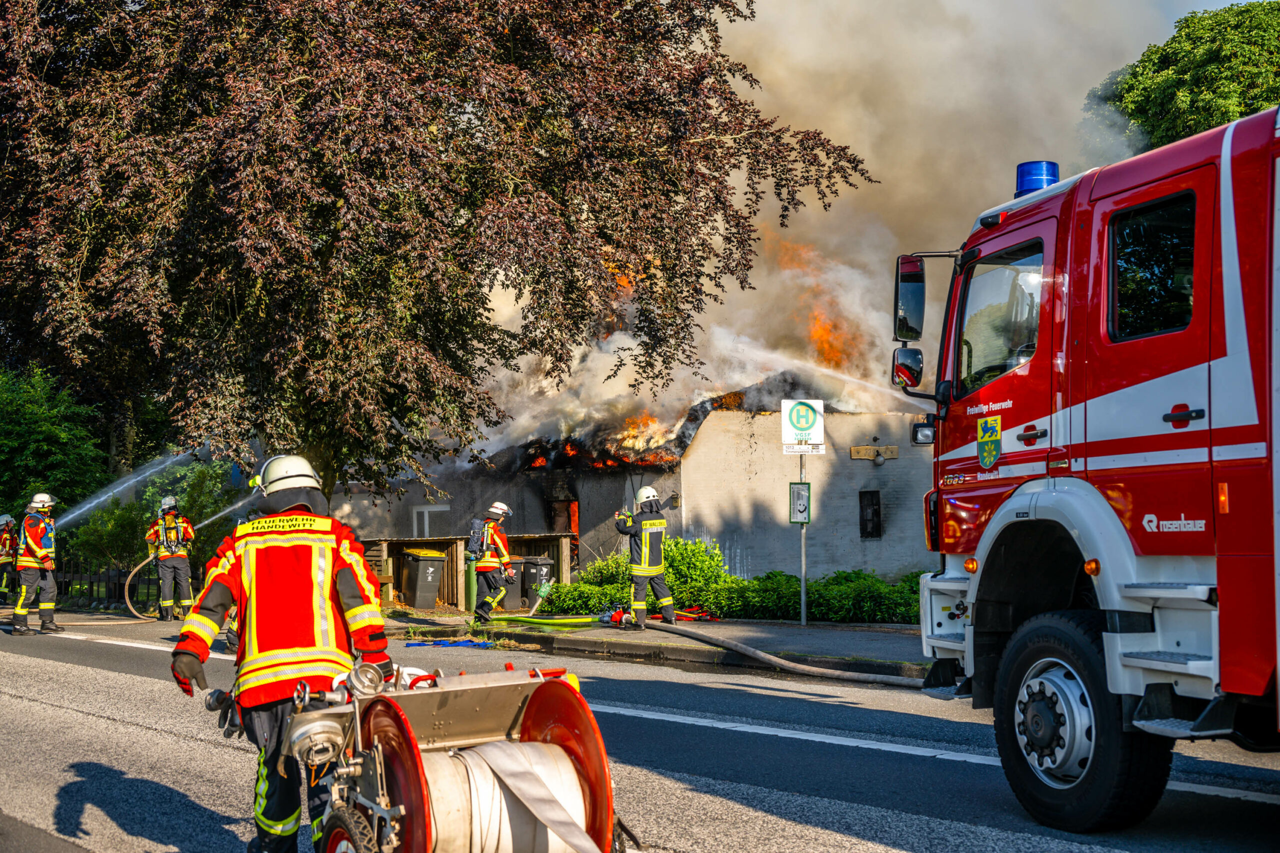 Historisches Reetdachhaus in Handewitt brennt – örtliche Feuerwehren bekommen Unterstützung von Kollegen aus Dänemark.