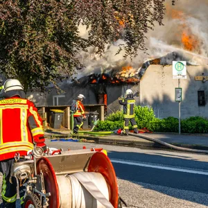 Historisches Reetdachhaus in Handewitt brennt – örtliche Feuerwehren bekommen Unterstützung von Kollegen aus Dänemark.