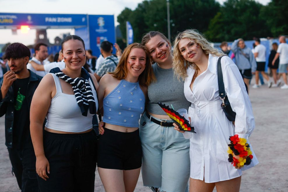 Sophie (21, v.l.), Pia (26), Nina (25) und Ana (24) sind trotz der unwetterbedingten Spielunterbechung in Dortmund begeistert von der Stimmung in Hamburg.
