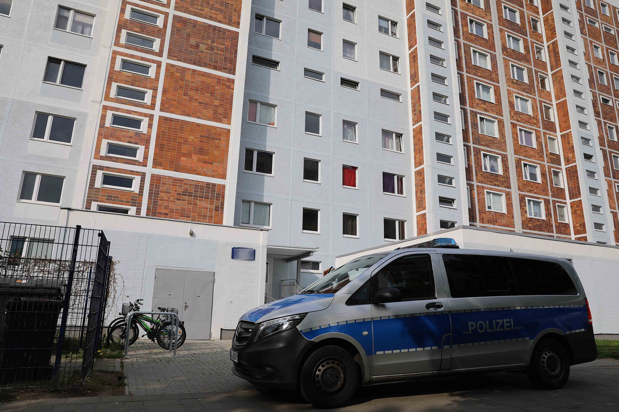 Ein Polizeifahrzeug vor einem Hochhaus am Blockmacherring. (Symbolfoto)