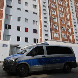 Ein Polizeifahrzeug vor einem Hochhaus am Blockmacherring. (Symbolfoto)