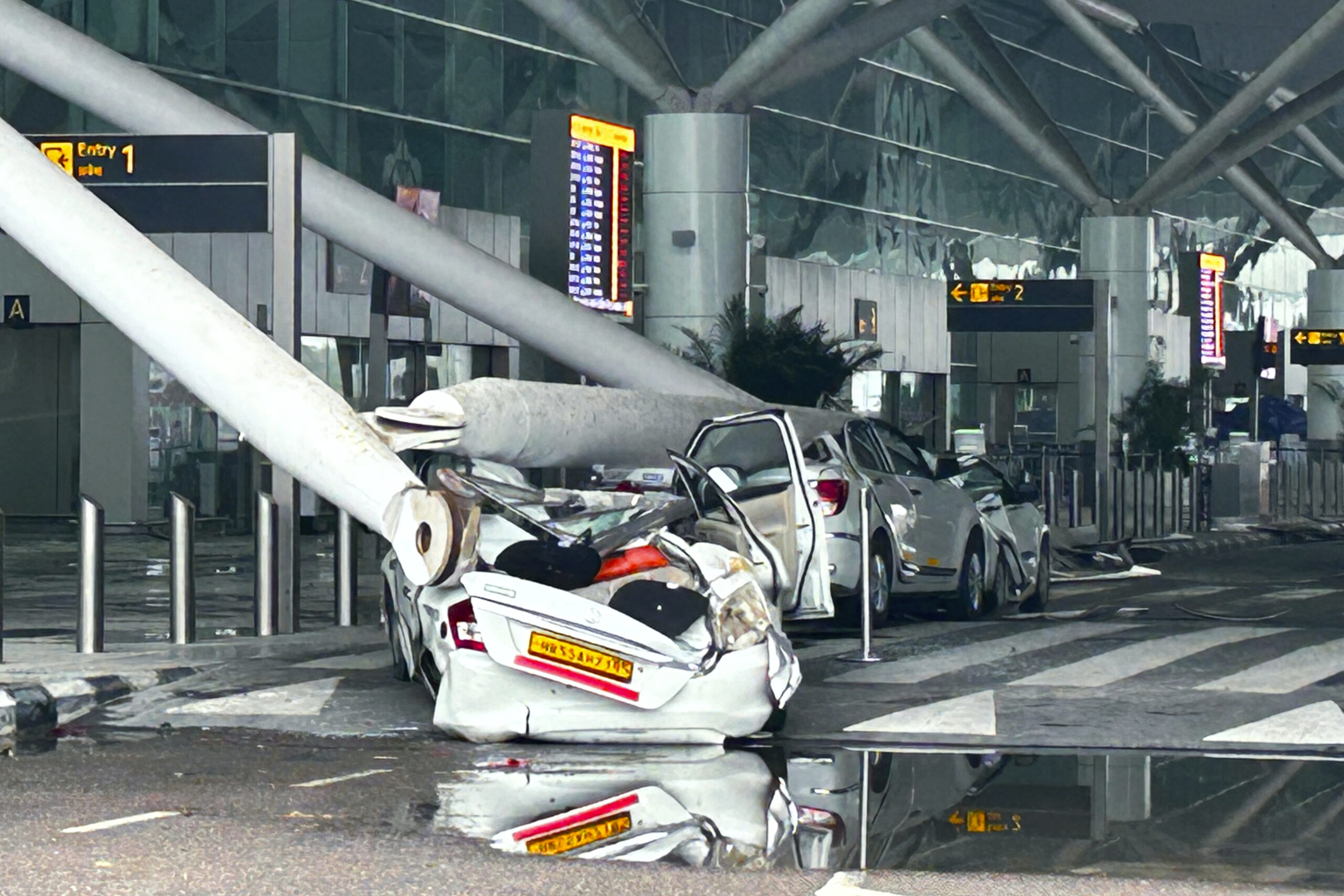 Eingestürzte Teile des Flughafendaches in Delhi.