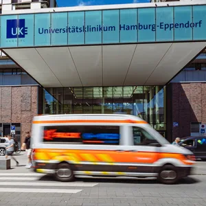 Mehr als 30 Mitarbeiter des UKE haben sich an die Leitung der Klinik gewandt – und warnen vor den OP-Techniken ihres Chefarztes.