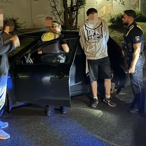 Betrunkener autofahrer fährt sich auf Flucht vor Polizei in Sackgasse fest