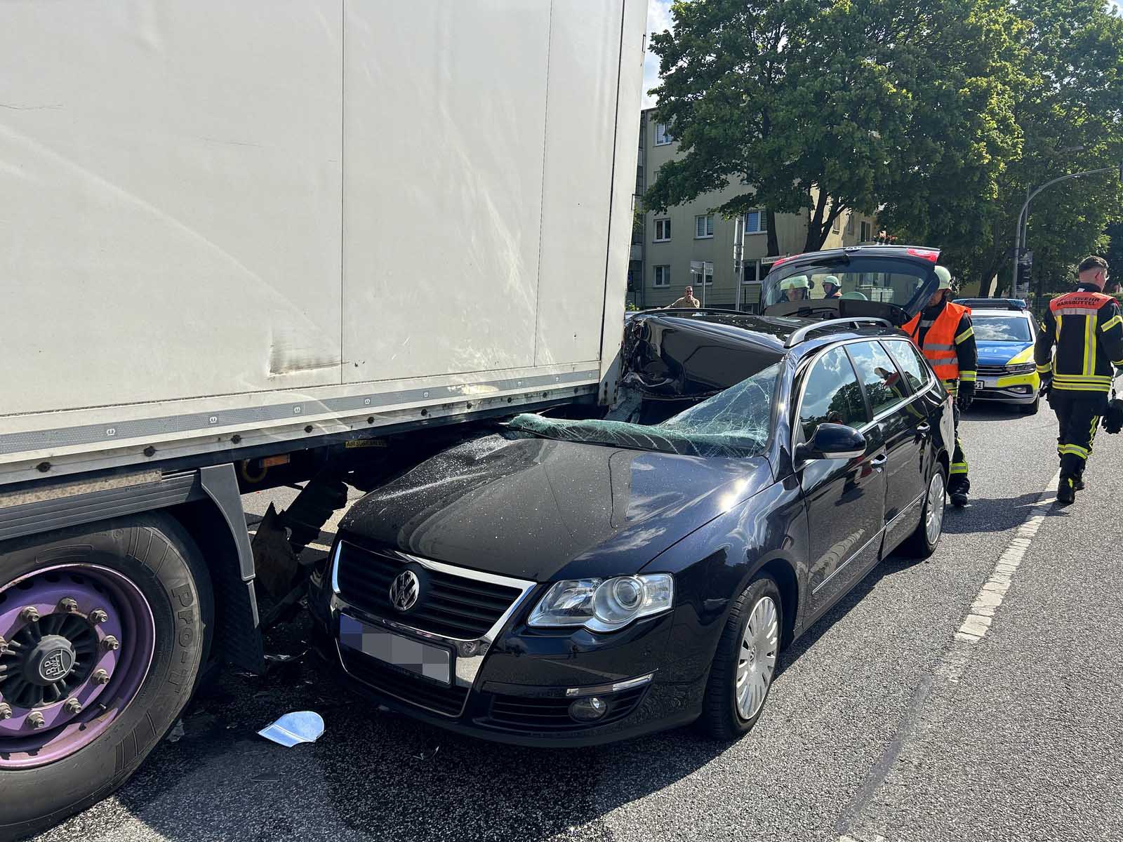 Schwerer Unfall in Barsbüttel – Senior kracht mit seinem Wagen unter Lkw und blieb unverletzt