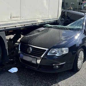 Schwerer Unfall in Barsbüttel – Senior kracht mit seinem Wagen unter Lkw und blieb unverletzt