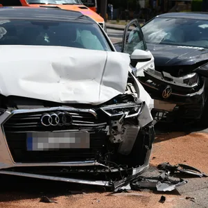 Ein Mietwagen der Firma Miles und ein Audi sind auf dem Schleswiger Damm in Schnelsen kollidiert.