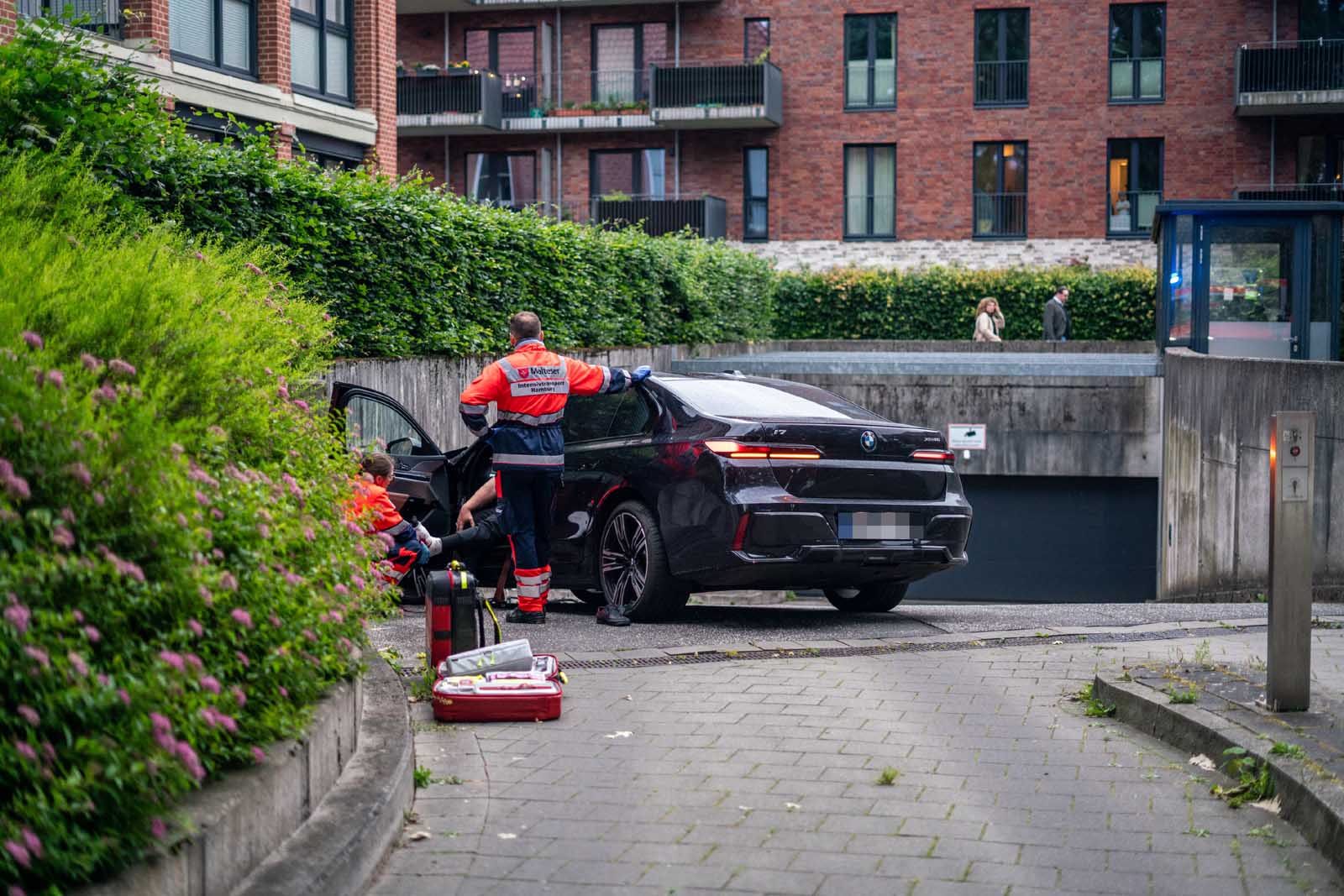 Sanitäter versorgen den verletzten BMW-Fahrer und seine geschockte Beifahrerin.