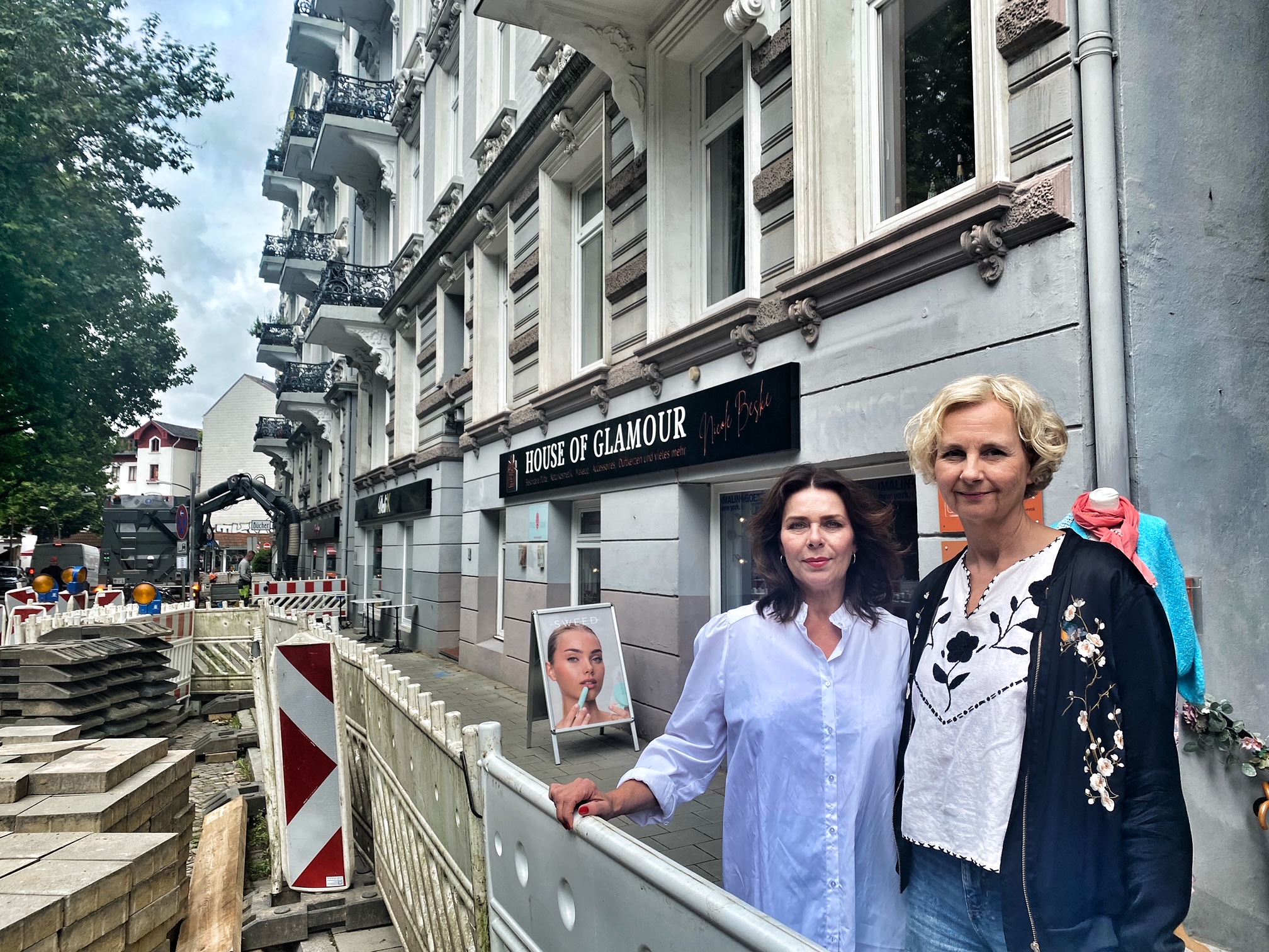 Genervt von den Bauarbeiten: Nicole Beske und Sylvia Doria vor ihrem Laden „House of Glamour“ in der Hartungstraße.