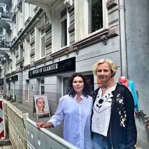 Genervt von den Bauarbeiten: Nicole Beske und Sylvia Doria vor ihrem Laden „House of Glamour“ in der Hartungstraße.