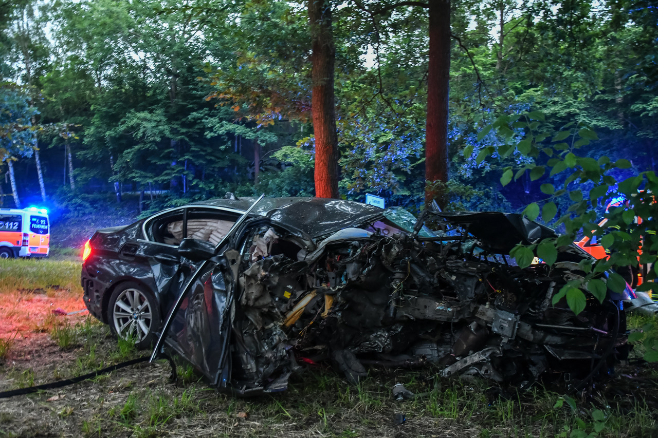 Das Auto wurde bei dem Unfall komplett zerstört.