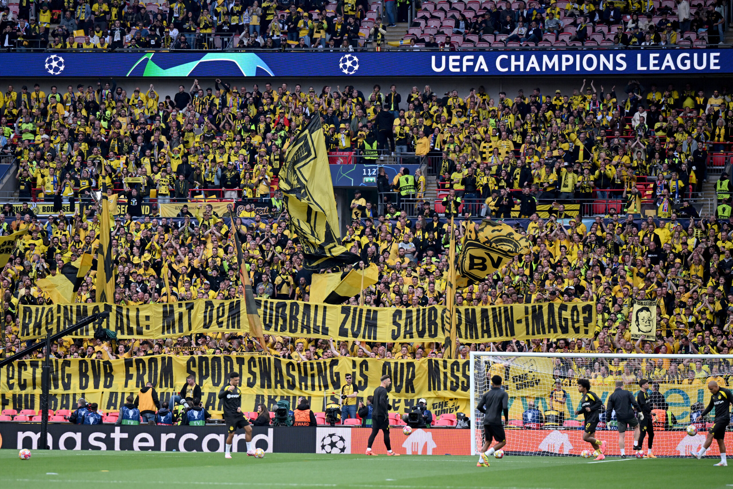 BVB-Fans protestieren gegen Sponsor Rheinmetall