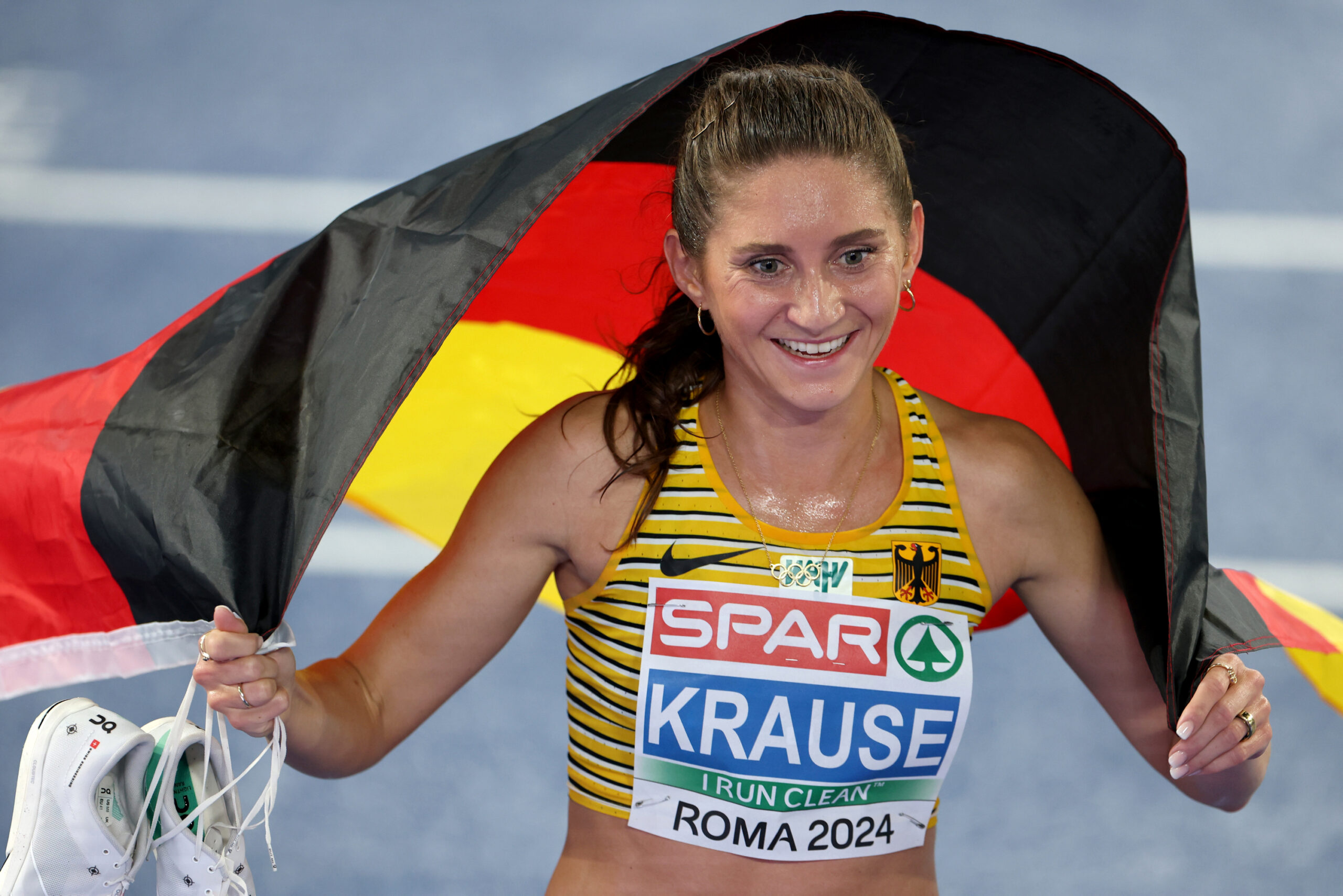 Gesa Felicitas Krause mit Deutschland-Flagge