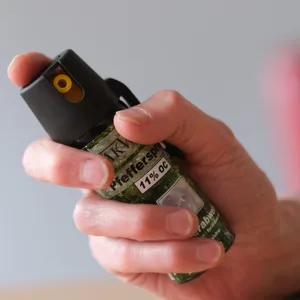 Eine Hand hält ein Pfefferspray