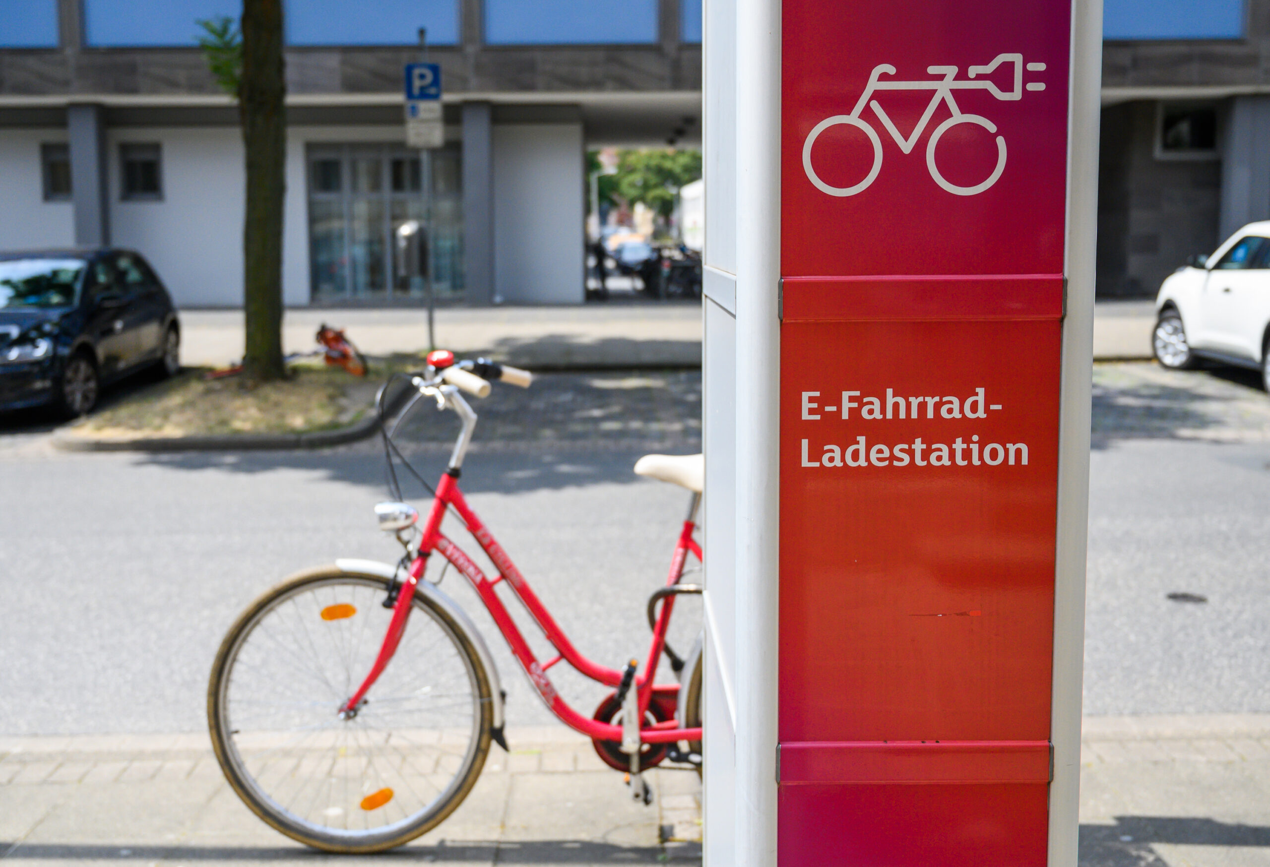 Ein (nichtelektrisches) Fahrrad steht an einer Ladesäule für E-Bikes des Energieversorgers Enercity.