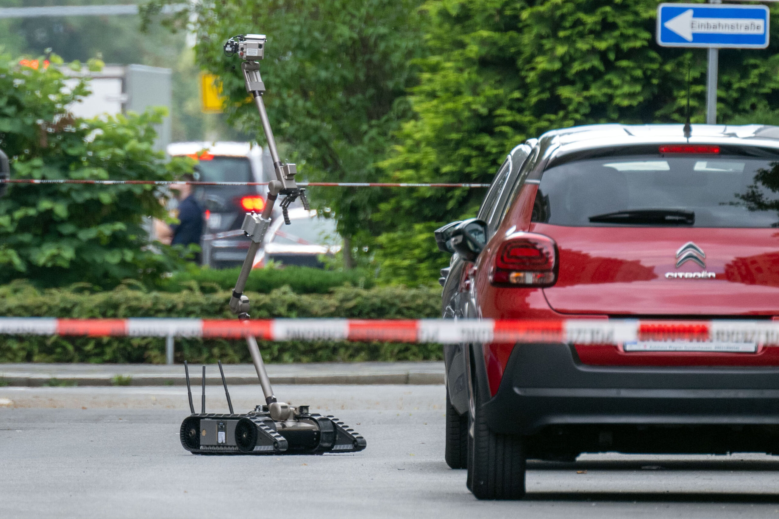 Verdacht auf Sprengstoff: Die Polizei setzt in Nürnberg einen Roboter ein, um einen verdächtigen Gegenstand zu untersuchen.