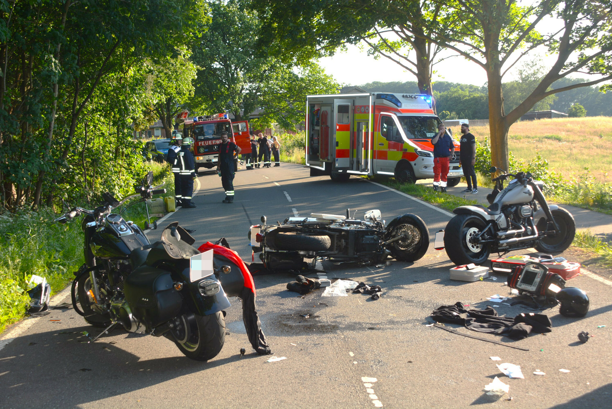 In Großensee (Kreis Stormarn) sind zwei Motorräder (l. u. M.) frontal zusammengestoßen. Die Fahrer wurden schwer verletzt.