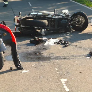 In Großensee (Kreis Stormarn) sind zwei Motorräder (l. u. M.) frontal zusammengestoßen. Die Fahrer wurden schwer verletzt.