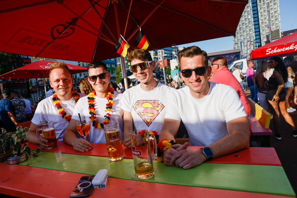 Chris (39), Daniel (33), Matthias (34) und Johannes (32, v. l.) aus Hamburg wollen später noch zum Fanfest weiterziehen.