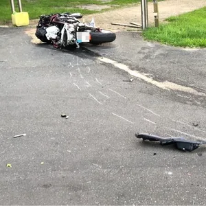 Im Norden: Seniorin übersieht beim Abbiegen Motorradfahrer und kollidiert mit ihm. Biker scher verletzt