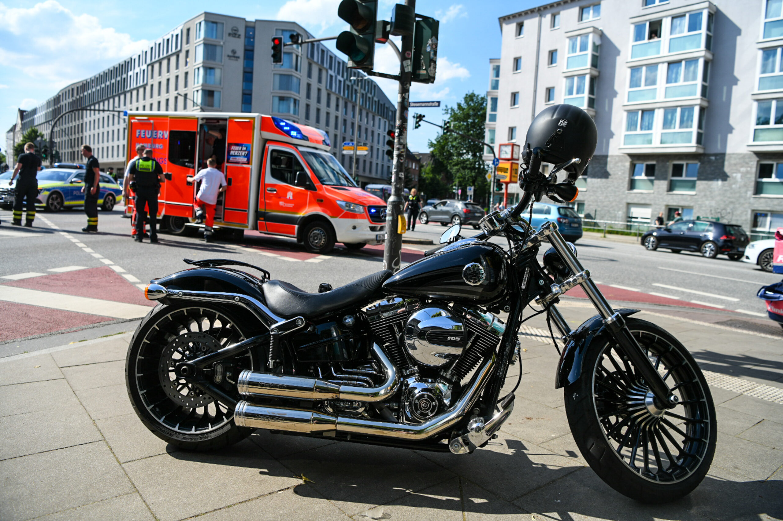Motorrad mit Rettungswagen im Hintergrund