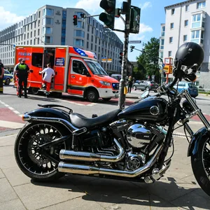 Motorrad mit Rettungswagen im Hintergrund