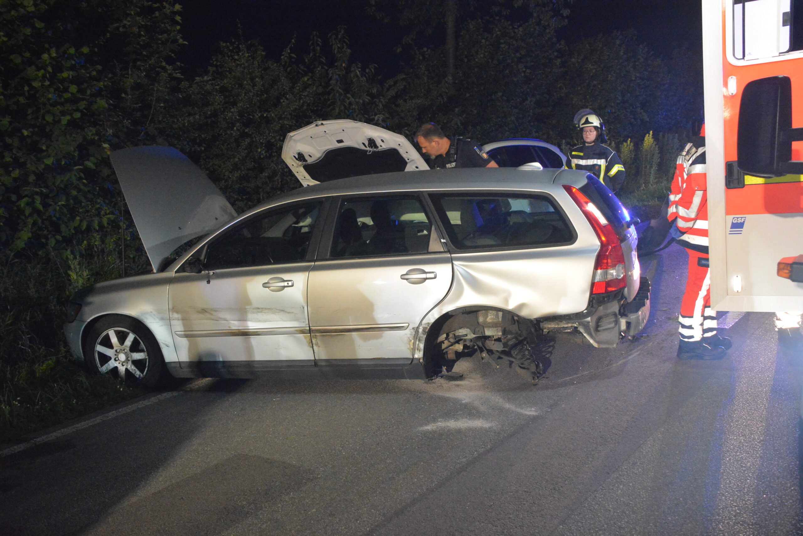 Das linke Hinterrad des Volvo-Kombis wurde bei der Kollision abgerissen.