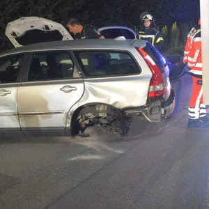 Das linke Hinterrad des Volvo-Kombis wurde bei der Kollision abgerissen.