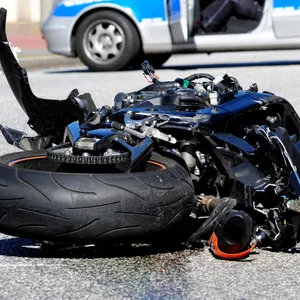 Motorradfahrer bei Kollision mit Pkw in Hammerbrook lebensgefährlich verletzt