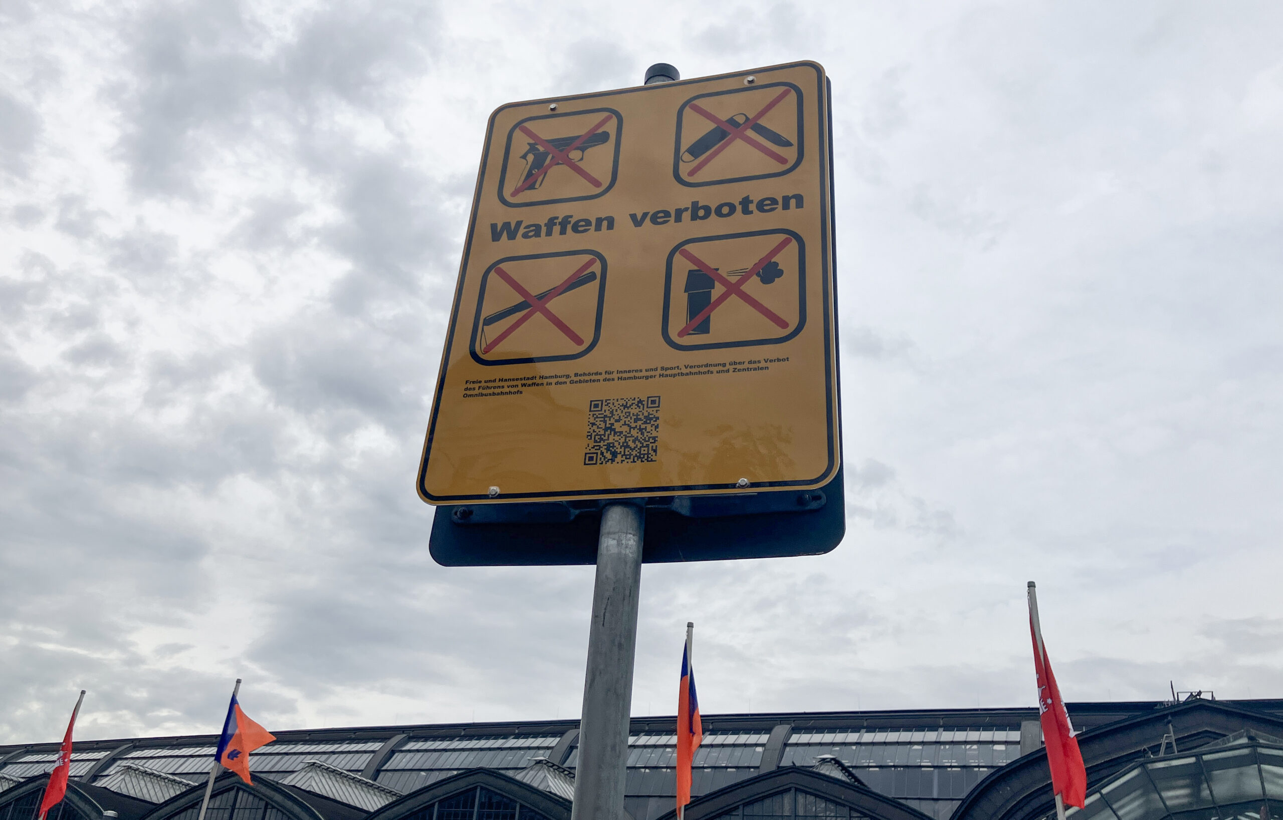 Ein Hinweisschild zum Waffenverbot steht am Hamburger Hauptbahnhof.