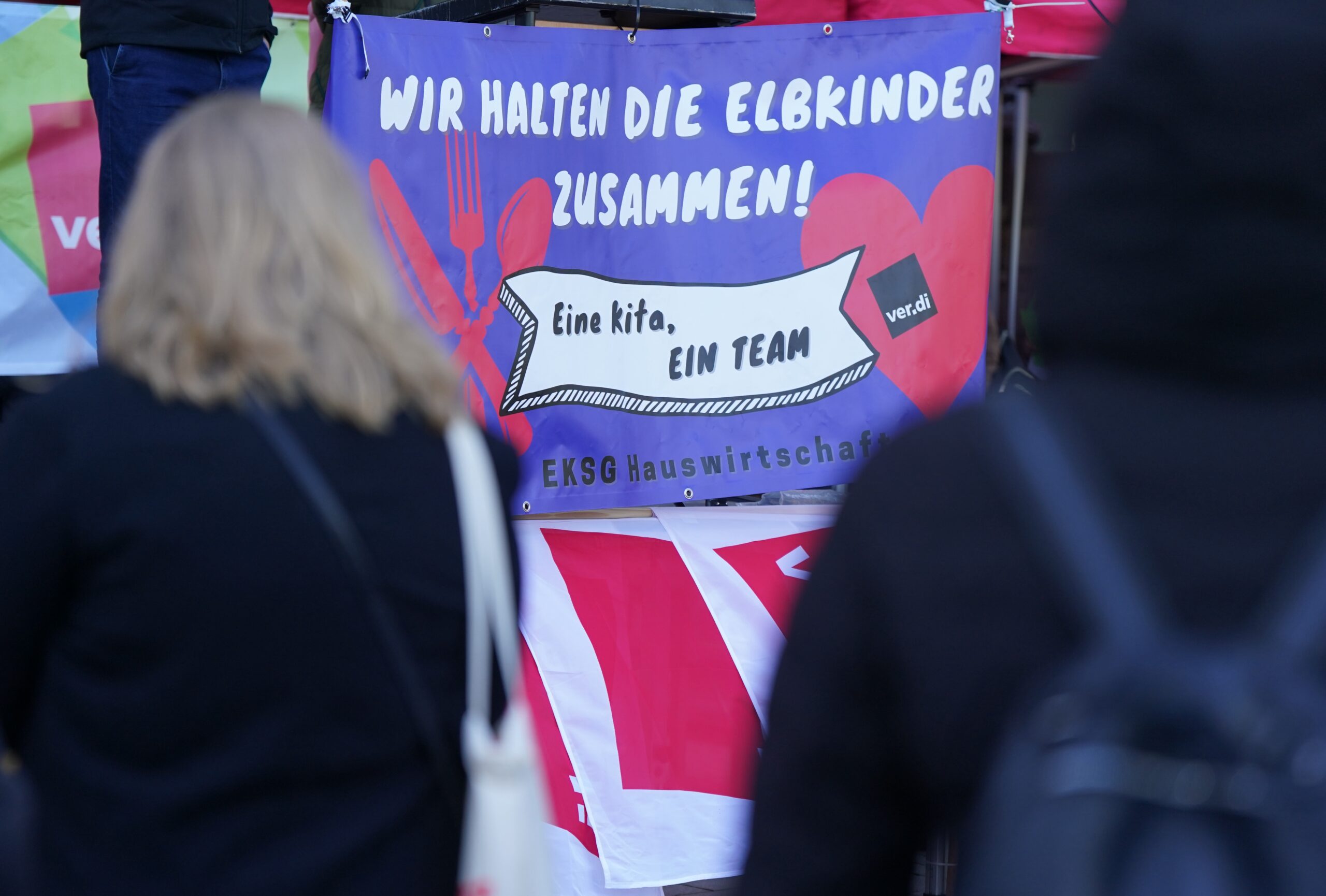 Mitarbeiterinnen und Mitarbeiter der Elbkinder Kita Hamburg Service Gesellschaft gGmbH am Streik