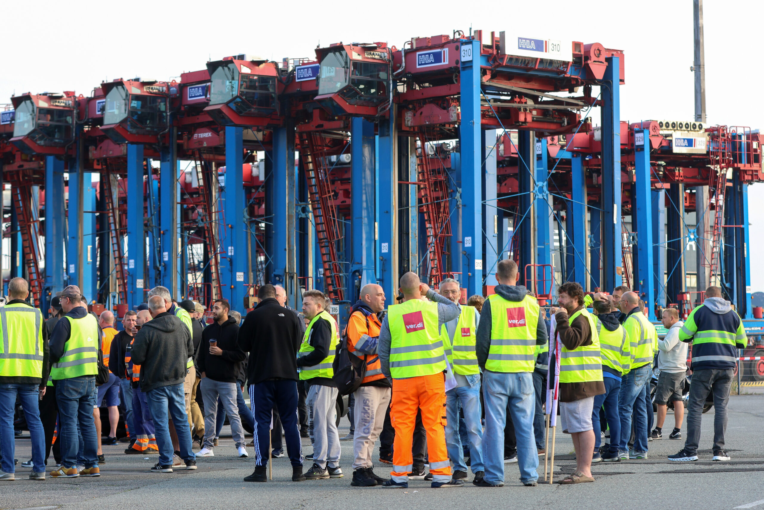Streikende stehen am Container Terminal Burchardkai (CTB) im Hamburger Hafen