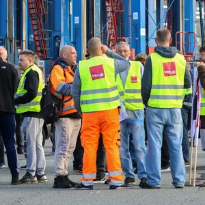 Streikende stehen am Container Terminal Burchardkai (CTB) im Hamburger Hafen