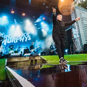 Regen? Ach was, das ist doch nur flüssiger Sonnenschein! Dropkick-Murphys-Frontmann Ken Casey lässt sich vom Hamburger Schietwetter nicht aufhalten.