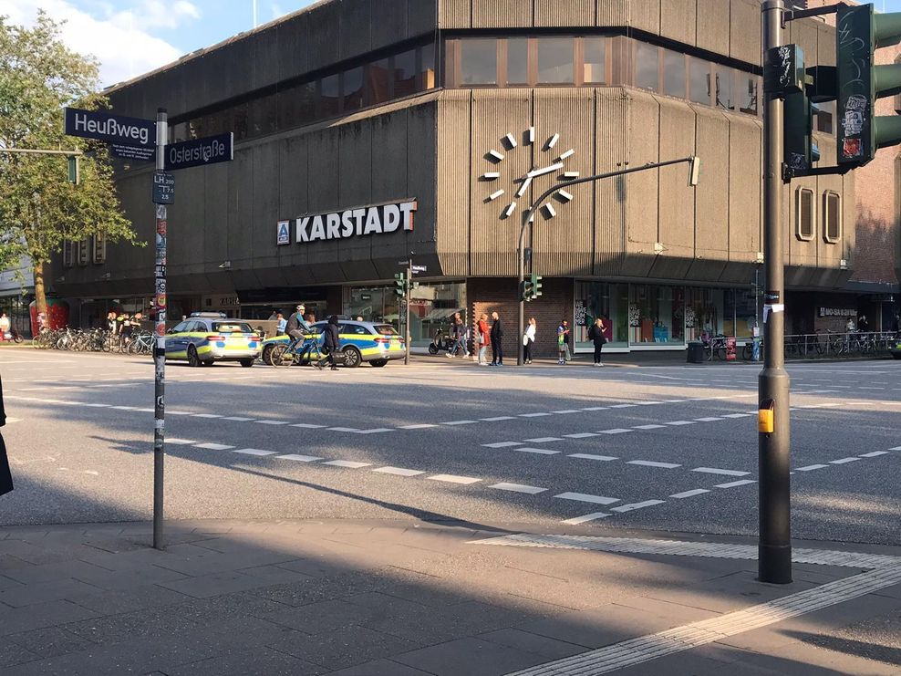 Mehrere Polizeiwagen stehen vor der Karstadt-Filiale in Eimsbüttel.