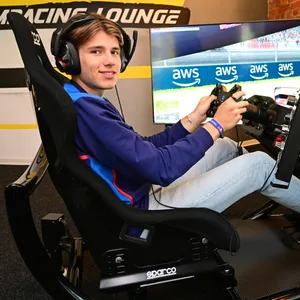 Tim Tramnitz am Rennsimulator im „Derbe Flott“