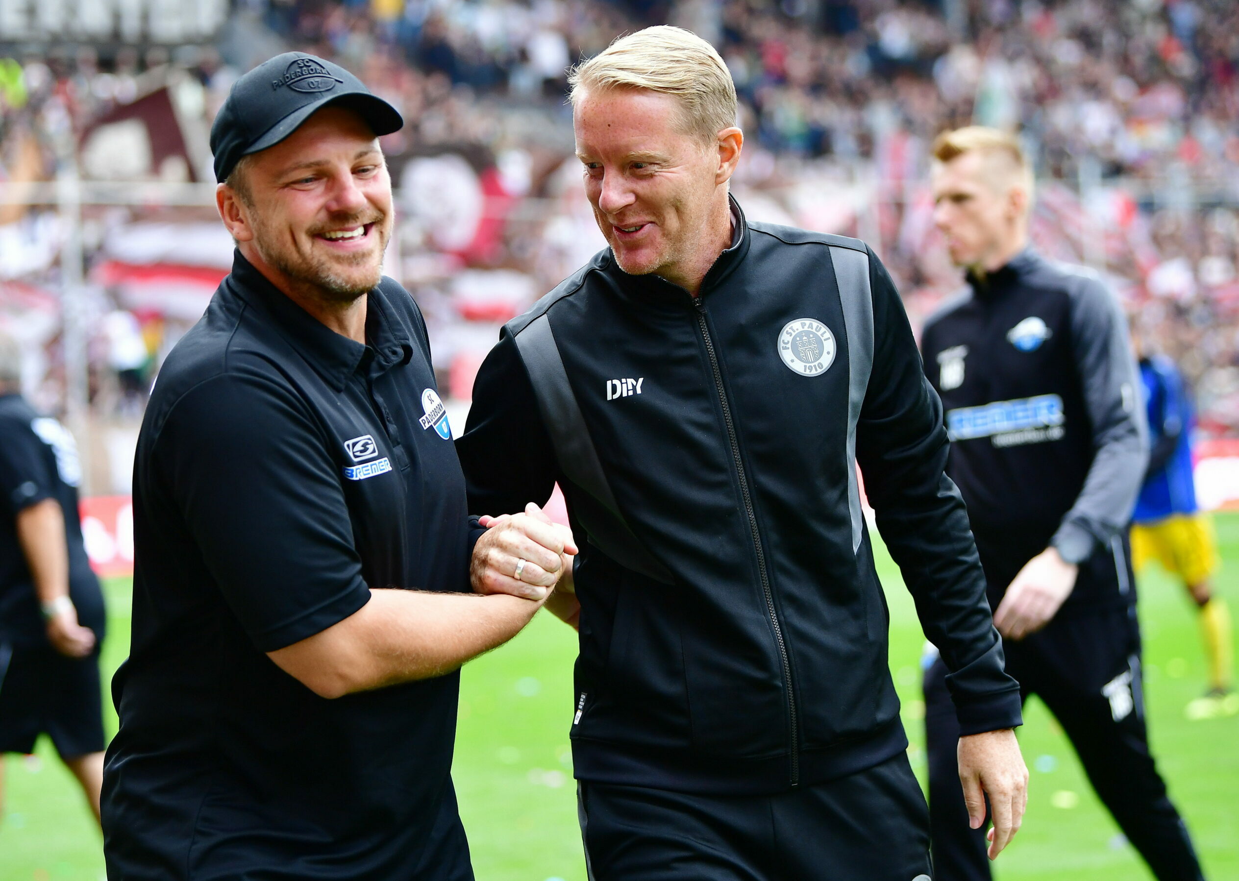 Paderborns Trainer Lukas Kwasniok klatscht mit dem früheren St. Pauli-Trainer Timo Schultz ab