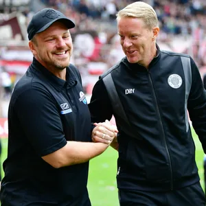 Paderborns Trainer Lukas Kwasniok klatscht mit dem früheren St. Pauli-Trainer Timo Schultz ab
