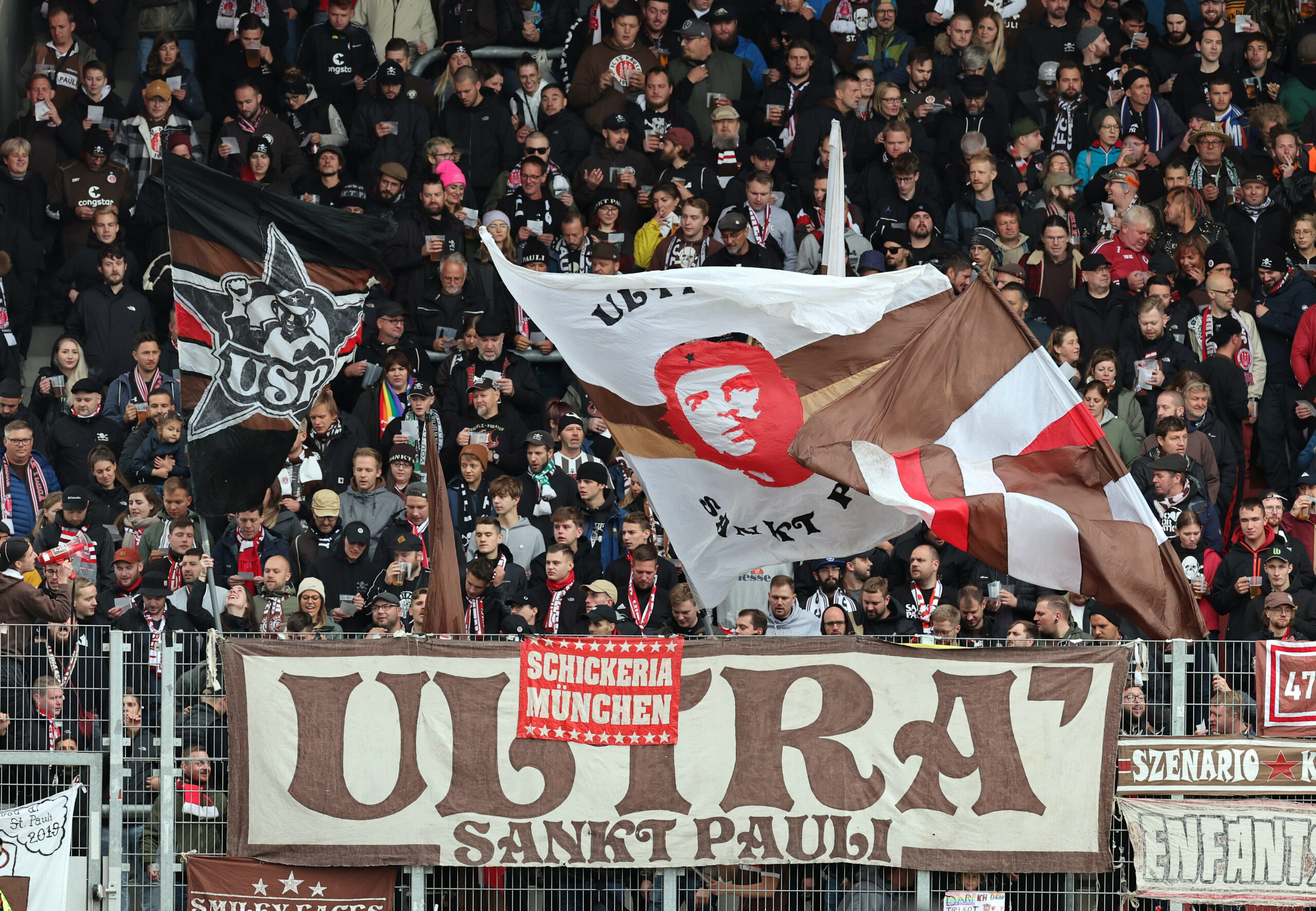 St. Pauli-Fans mit FC-Bayern-Banner