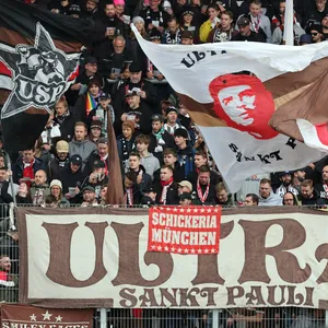St. Pauli-Fans mit FC-Bayern-Banner
