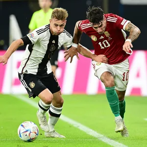 Joshua Kimmich im Zweikampf mit Ungarns Dominik Szoboszlai