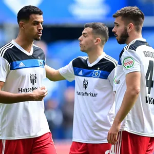 Robert Glatzel, László Bénes und Mario Vuskovic tauschen sich auf dem Platz aus