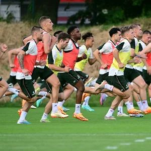 Die Mannschaft des FC St. Pauli läuft über den Trainingsplatz