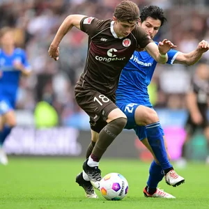 Der St. Paulianer Scott Banks sprintet mit dem Ball am Fuß seinem Gegenspieler davon