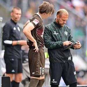 Marco Knoop erteilt Scott Banks Anweisungen