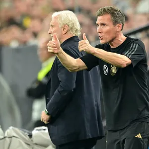 Daumen hoch: Hannes Wolf beim Länderspiel der A-Nationalmannschaft gegen Frankreich an der Seite von Rudi Völler
